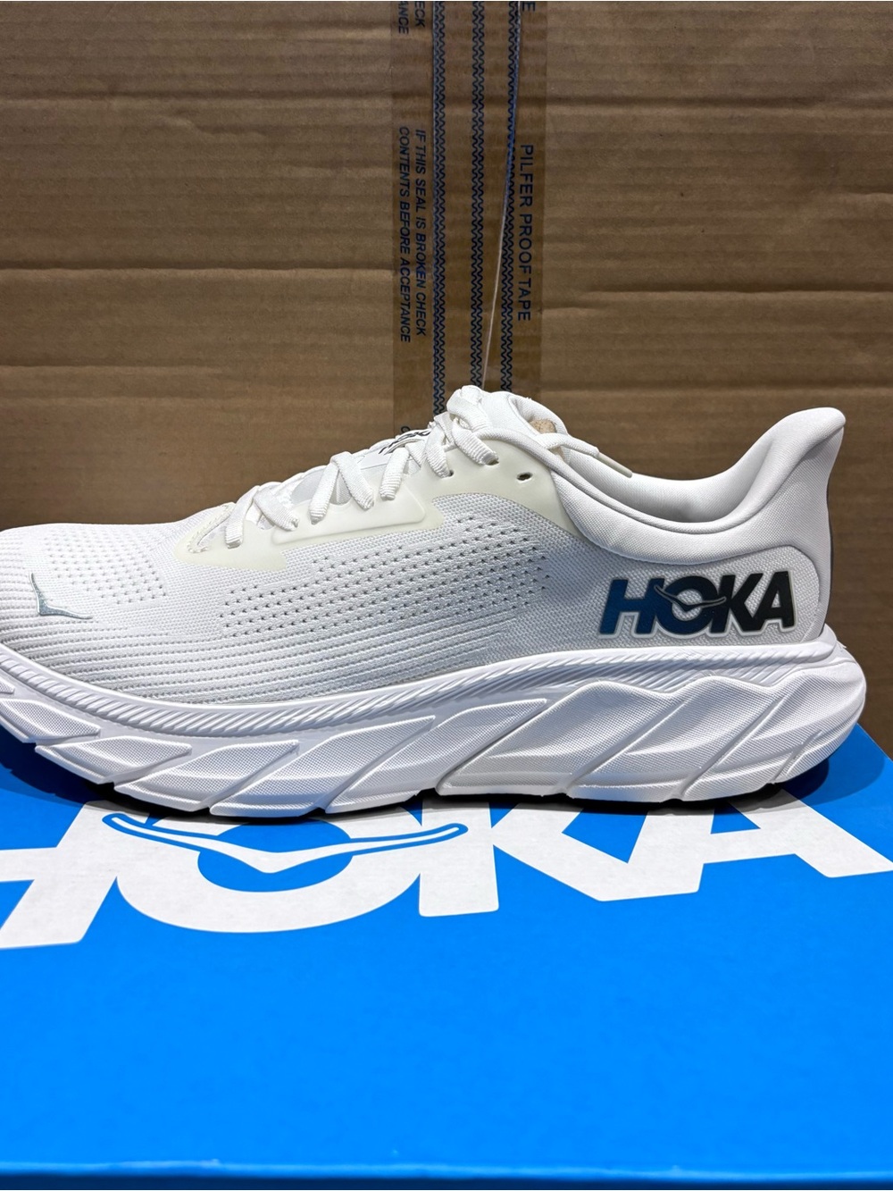 Hoka Men Arahi 7  White Running Shoe